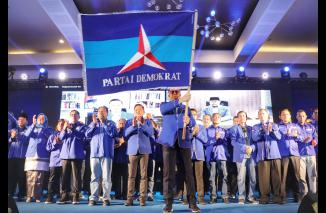 Ketua Demokrat Sumnar Mulyadi kinarkan Panji Partai Demokrat pada Pelantikan DPD Partai Demokrat Sumbar olrh AHY secara virtual, Rabu 6 Juli 2022. (dok) HM Nurnas, politisi lawas Partai Demokrat Sumbar menjadi Kepala Bidang Pengabdian dan Pemberdayaan Mas