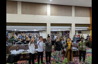 Gubernur Sumbar H Mahyeldi Launching Monev Informasi Publik 2022, Kamis 7 Juli 2022 di Bukittimggi. (grp) Buka Monev 2022, Gubernur dan Komisi Informasi Sumbar salam gembok terbuka di hadapan peserta Bimtek Monev, Kamis 7 Juli 2022. (grp) 