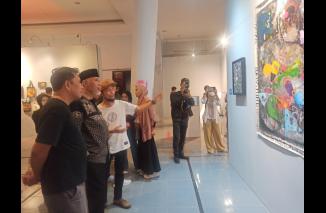 Mahyeldi bersama Yulviadi Adek Batigo Kupi menyaksikan sebuah karya di Pekan Nan Tumpah yang Kamis 7 Juli 2022 ditutup Gubernur Sumbar. (sis) Diserbu pengunjung, Mahyeldi minta OPD contoh seniman bikin ivent, Kamis 7 Juli 2022. (sis) Gubernur Mahyeldi did