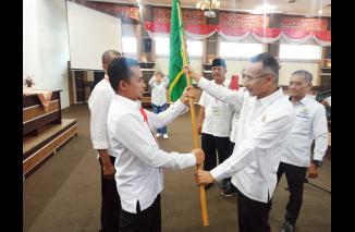 Ramal Sleh serahkan Pataka KADIN ke Frinsis. Frinsis sah jadi Ketua KADIN Kabupaten Solok, Selasa 12/7-2022. (sis) 