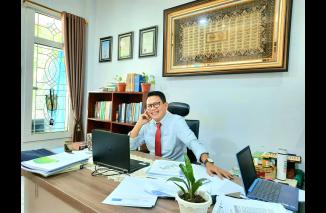 Teddy Alfonso. sebut ada lima calon Ketua Umum DPD HIPPI Sumbar bertarung di Musda VIII HIPPI, Sabtu 16 Juli 2022. (dok) Bendahara Musda VIII HIPPI Sumbar Dian Anggraini (kiri) serius konfirmasi kehadiran narasumber pada Dialog BEP rangkaian Musda Sabtu 1