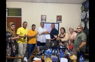 Penyerahan Tatib Mubes V IKASMA II Padang dari Ketua SC Insannul Kamil  ke OC Insannul Kamil, Kamis 14 Juli 2022. (dok) 