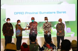 Ketua DPRD Sumbar Supardi terima Nirwasita Tantra 2022 di Jakarta, Rabu 20 Juli 2022. (dok) 