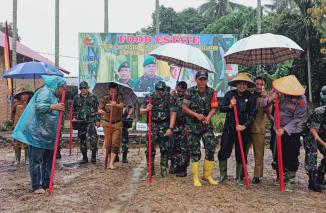 Meski hujan Dandim Pessel bersama Forkompida dan kelompok tani tetap semangat tanam jagung, Senin 25 Juli 2022. (ori) 
