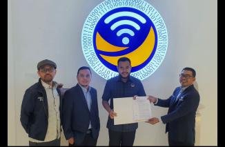 Fadly terima SK dari Willy Aditya sebagai Ketua DPW Partai Nasdem Sumbar diteken Ketua Umum Surya Paloh, Rabu 27 Juli 2022. (dok) Trisula Partai Nasdem Sumbar, sah. (grp) 