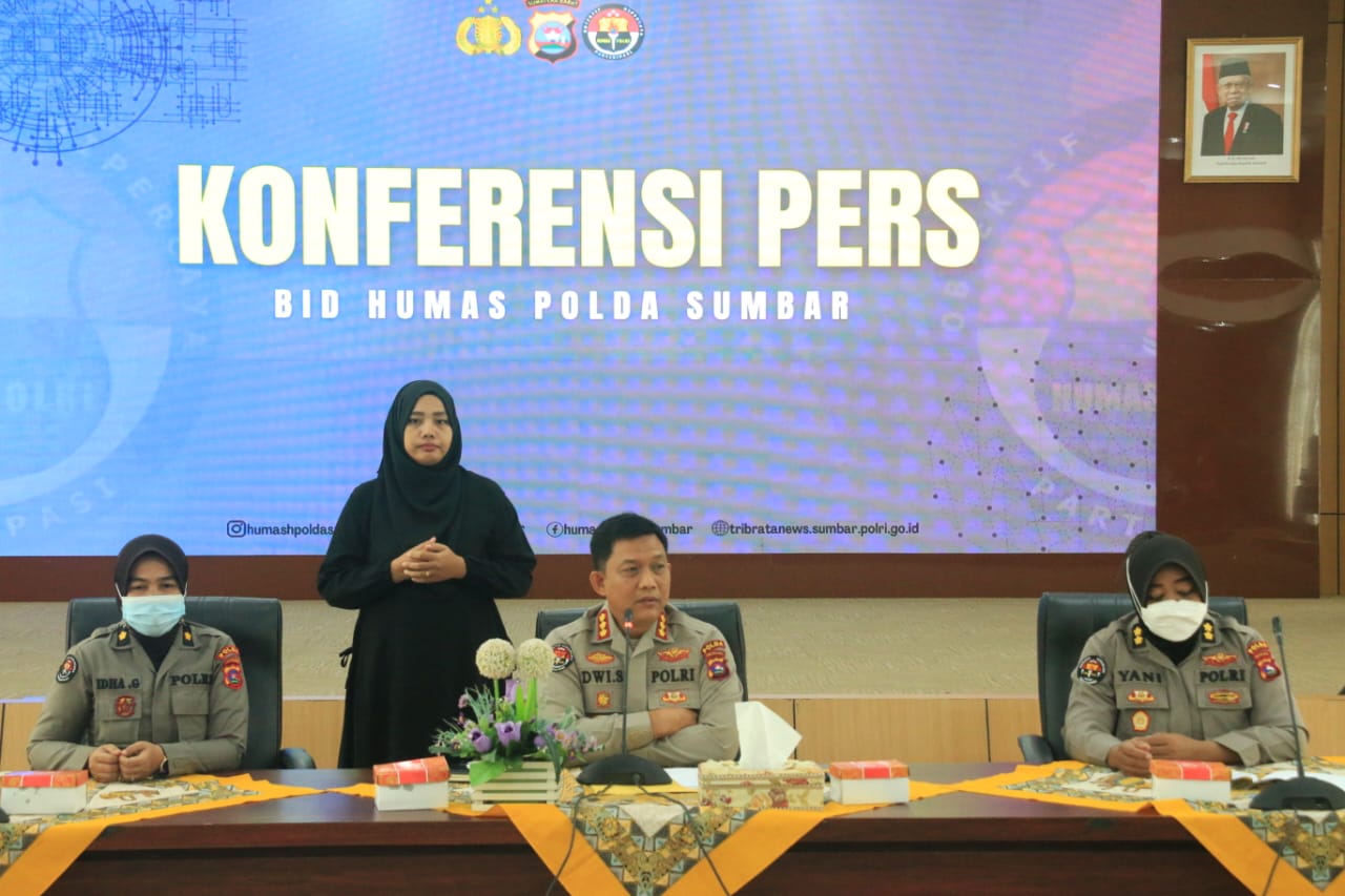 Kombes Pol Dwi gelar jumpa pers sebut komitmen Kapolda Sumbar sikat judi di ranah minang, Senin 15 Agustus 2022. (dok) 