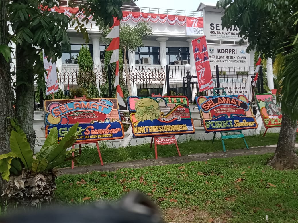 Tanda-tanda Prabowo. menang di Sumbar sudah terasa, karangan bunga dukungan Koalisi Gerindra-PKB terpajang kelilingi DPRD Sumbar, Selasa 16 Agustus 2022. (ck)
