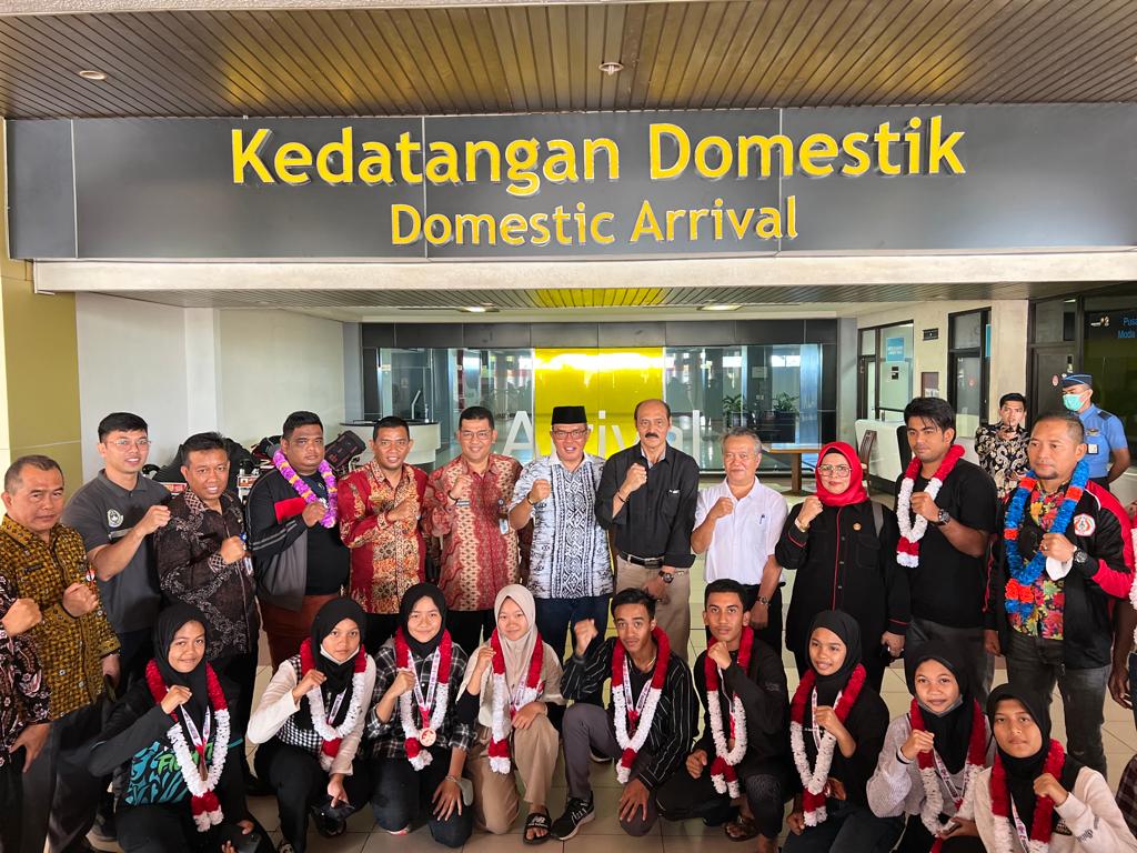 Membanggakan, pesilat tampil di kejuaraan internasional mampu raih prestasi, disambut Ketua DPRD Sumbar Supardi di BIM, Kamis 18 Agustus 2022. (ck)