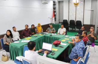 Rapat Kerja Dewan Juri Loma Tulis. Jurnalis dan Lomba Blog 2022 tentang Keterbukaan Informasi Publik, Senin 1/8-2022 di Kantor Komisi Informasi Sumbar. (cop) 