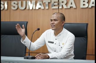 Kordinator Help Desk Rahman sebut sudah empat Parpol konsultasi ke fasilitas layanan dibuat KPU sampai Kamis, setelah empat hari masa pendafatran Parpol dibuka KPU RI. (mlt) 