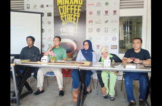 Pembahasan sampah berbasis ekonomi sirkular dibedah di Padang, hadirkan Walikota Metro Lampung dr Wahdi, Minggu 7 Agustus 2022. (sis) 