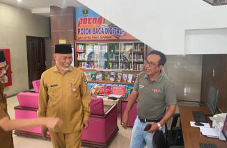 Mahyeldi Sidak  ke Pojok Digital takjub dan Ketua Forum Wartawan Parlemen Novrianto pun lugas menjelaskan arti penting Pojok Digital tersebut, Senin 15 Agustus 2022. (ck) 