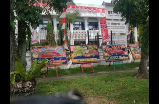 Tanda-tanda Prabowo. menang di Sumbar sudah terasa, karangan bunga dukungan Koalisi Gerindra-PKB terpajang kelilingi DPRD Sumbar, Selasa 16 Agustus 2022. (ck) 