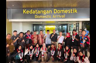 Membanggakan, pesilat tampil di kejuaraan internasional mampu raih prestasi, disambut Ketua DPRD Sumbar Supardi di BIM, Kamis 18 Agustus 2022. (ck) 