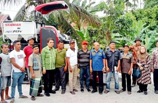 Alsintan seharha Rp 500 juta diserahkan Dinas Perkebunan Tanaman Pangan Hortikultura bersama HM Nurnas kepada kelompok tani Pasie Laweh, Kamis 18 Agustus 2022. 