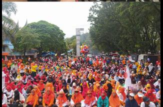 Melimpah ruah, gahar PKS gelar Jalan Sehat 7,7 KM puncak meriahkan HUT RI ke 77, Minggu 21 Agustus 2022 di Padang. (mm) Hj Harneli. Bahar berbaur dengan sesaknya peserta Jalan Sehat 7,7 KM merihakan HUT RI ke 77. (mm) Waketum DPW PKS kibaskan bendera star
