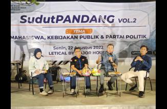 Fadly Amran jadi pembicara utama pada dialog mahasise/wa di Padang, banyak kalanhan 'baper', apakah berbaur dengan mahasiswa kode keras dari Fadly ke 2024, entahlah... Senin 22 Agustus 2022. (sis) 