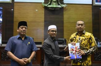 Irsyad Syafar pimpin sidamg paripurma DPRD Sumbar, Jumat 26 Agustus 2022.(dri) 