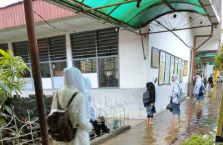 Terpaksa nyeker masuk kelas, inilah kondisi pasca hujan di SMA Negeri 7 Padang, Selasa 30 Agustus 2022. (sis) 