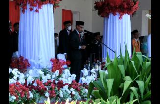 Irsyad Syafar bacakan Teks Proklamasi pada Upacara HUT RI ke 77 tingkat Provinsi Sumbar di Istana Gubernur, Rabu 17/8-2022. (ck) 