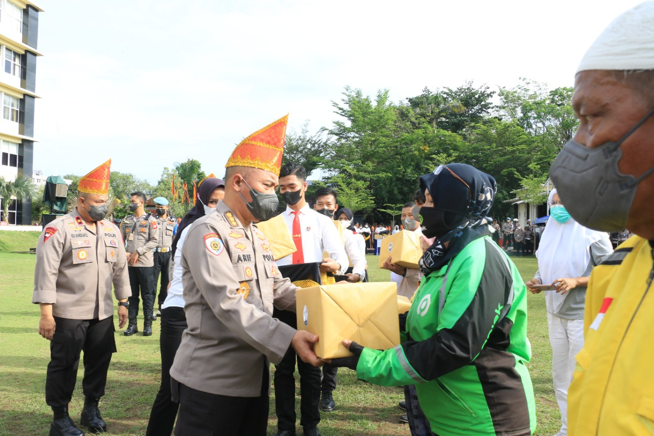 Kapolda Sumbar Irjen Pol Teddy Minahasa pimpin langsung penyerahan Bansos, Rabu 21 September 2022. (dok) 