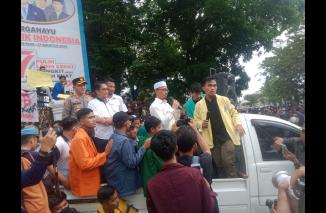 Wakil Ketua DPRD Sumbar Irsyad Syafar temui 1000 Alinasi Mahasiswa Islam Sumbar tolak kenaikan BBM, Rabu 9/8-2022. (ck) 