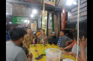 Dua Komisioner kPU Sumbar Adiak dan Yuzalmon terlibat ota pemilu, sebuah program anyar memasifkan pemilu 2024 dengn peningkatan angka partisipasi, Kamis 8/9-2022 malam di Padang. (ck) 