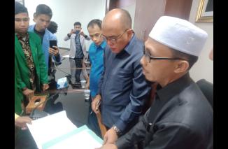 Supardi temui BEM Sumbar baca tutntatan mahasiswa tolak harga BBM naik, Jumat 9 September 2022. (ck) 