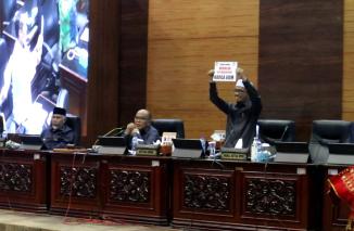 Wakil. Ketua DPRD Sumbar Irsyad Syafar dari kursi pimpinan paripurna berdiri bentangkan  kertas putih bertuliskan tolak kenaikan BBM, Jumat 9 September 2022. (foto: mm/bidhums-pks) 