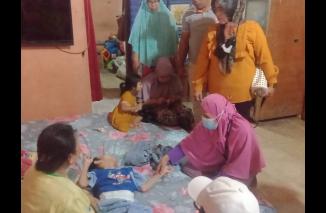 KBRC Lapai bezuk adik Dafaa yang 13 tahun terbaring lemah di atas kasus... (zir) 