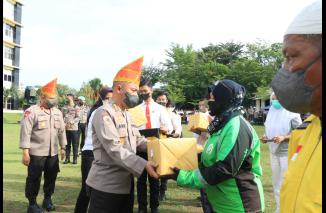 Kapolda Sumbar Irjen Pol Teddy Minahasa pimpin langsung penyerahan Bansos, Rabu 21 September 2022. (dok) 