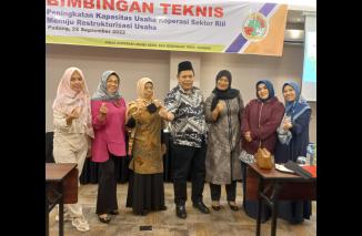 Afrizal (tengah) anggota DPRD Sumbar dari Partai Golkar berbaur di Bimtek diikuti koperasi se Kota Padang, Kamis-Jumat, 22-23 September 2022. (ck) 
