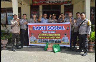 Kolabroasi LPM Kampung Lapai dengn Polsek Naggalo bagikan sembako, Jumat 23 September 2022. (zir) 