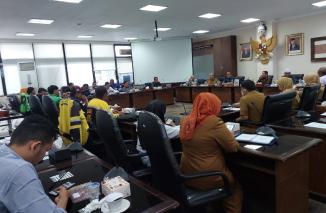 Supardi dan jajaran DPRD Sumbar terima perwaklan Ojol di ruang khusus, Senin 26/9-2022. (ck) 