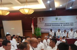 Buchari menangi pemilihan Ketua Umum. KADIN Sumbar dikerumini peserta Muprov KADIN, Senin 26 September 2022 malam di Basko Hotel. (sis) Buchari Bachter disalami Caketum Ramal Saleh, usai Buchari raih suara terbanyak pada Muprov KADIN Sumbar, Senin 26 Sept