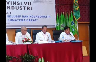 Metek Rimau. (M Zuhrizul-kanan) saat menjadi presedium Muprov KADIN Sumbar, Senin 26 September 2022. (sis) 