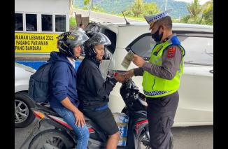 Personol Dirlantas Polda Sumbar bagian Tim Gabungan periksa STNK pengendara motor, Selasa 27/9-2022 di Flyover ke BIM. (dok) 