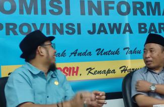 Haji Arif berdebat soal kelembagaan dan keuangn KI dengan Ketua KI Jabar DR Ijang Faisal Kamis 1/9-2022. (dok)
