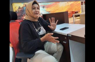 Bundo Wati, pegiat lingkungan prihatin melihat kobdisi horor di ruas Sitinjau Lauik, Sabtu 3 September 2022. (dri) 