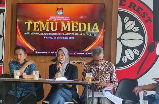 Ketua KPU Sumnar Yanuk bersama Yuzamom dna Iswaryani temu media sebut 13 Parpol penuhi syarat keanggota, Minggu 11 September 2022 di Padang. (ndri) 