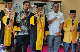 Rektor UNP Prof Ganefri (tengah) diapit Ketua KI Pusat Donny (kanan) dan Ketua KI Sumbar Nofal Wiska dalam rangka MoU KI Pusat dengan UNP, Jumat 23/9-2022 di Padang. (dri) Sarapan Donny dan Prof Ganefri jelang orasi ilmiah dan teken MoU KI Pusat dengan UN