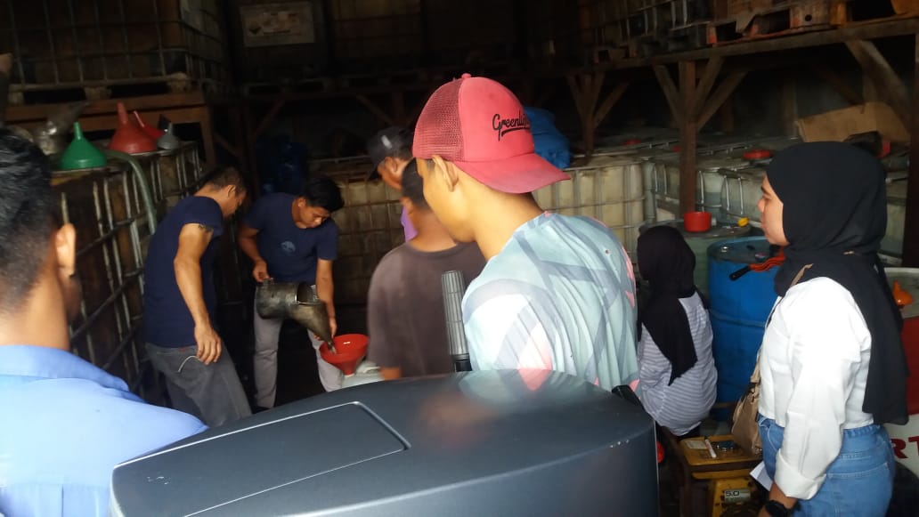 Suasana warga antri BBM di sebuah gudang menjadi SPBU, pasca SPBU di Siberut Selatan dilarang berkatifitas olrh pemilik. lahanynag oknum  ASN di sana. (dri) Spanduk SPBU larang beraktifitas di Siberut. picu antri mengular warga butuh BBM. (dok) 