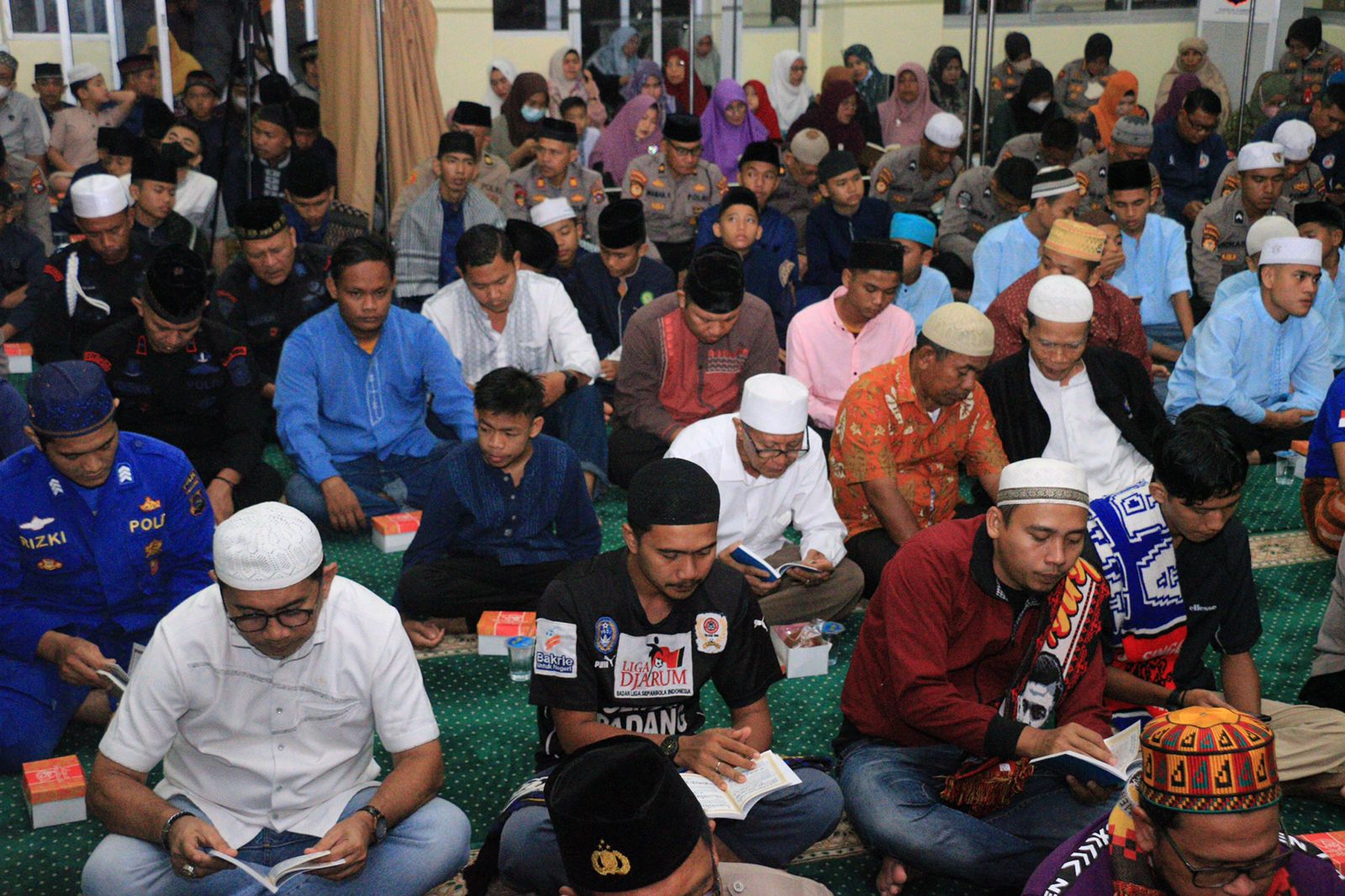 Polda Sumbar inisiasi doa bersama untuk korban tragedi kanjuruhan Malang, Selasa 4 Oktober 2022. (dok) 