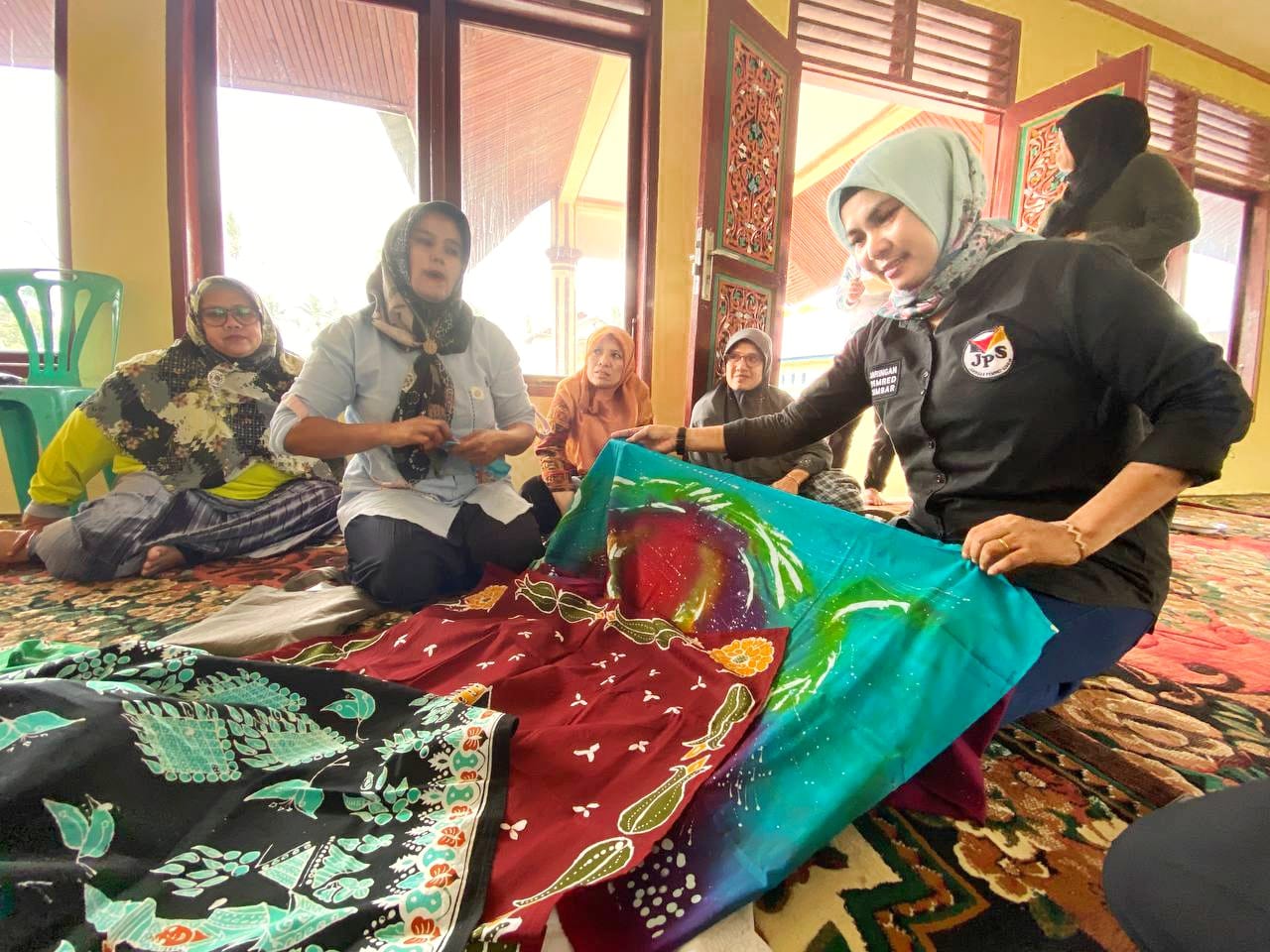 Batik, ternyata Jawi-jawi tak hanya kamek dengan sawah berjenjang, hasilkan beras nomor satu, ada UMKM. memproduksi batik rancak pula di sana. (sisi) 