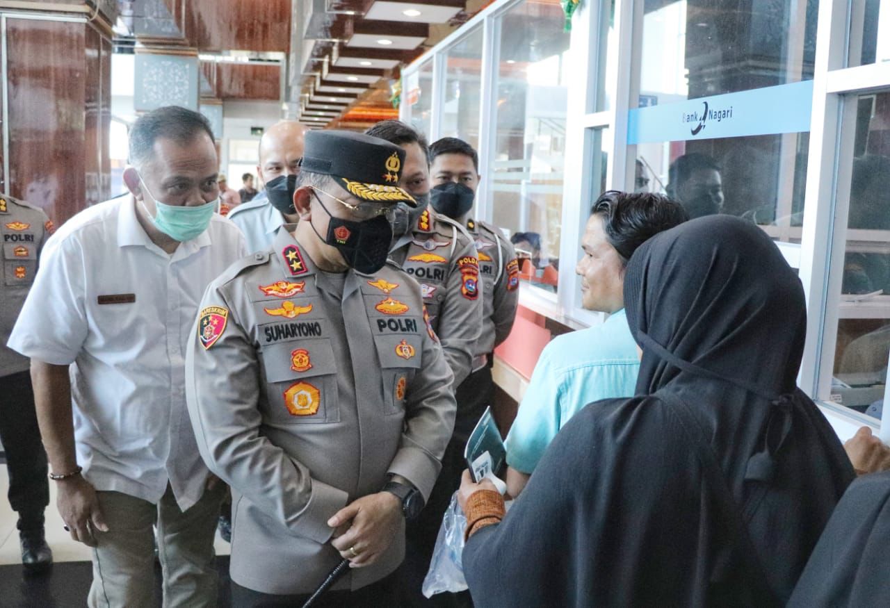 Kapolda Sumbar Irjen Pol Suharyono terlihat bedialog dengan wajib pajak saat Sidak di Samsat Padang, Rabu 26/10-2022. (cok) 