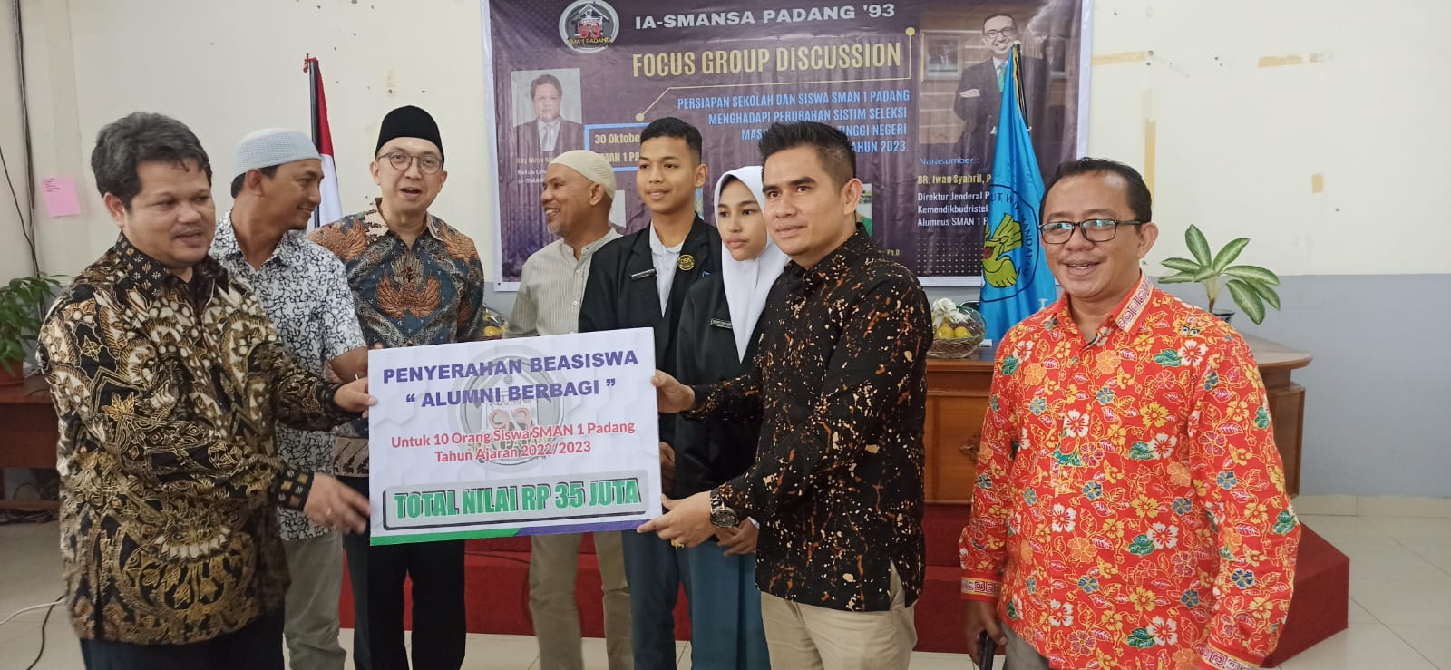 IA-SMANSA 1993 gelar FGD soal seleksi PTN 2023 dan yerahkan donasi kepada SMA Negeri 1 Padang, Minggu 30 Oktober 2022.(dok/sis) 