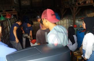 Suasana warga antri BBM di sebuah gudang menjadi SPBU, pasca SPBU di Siberut Selatan dilarang berkatifitas olrh pemilik. lahanynag oknum  ASN di sana. (dri) Spanduk SPBU larang beraktifitas di Siberut. picu antri mengular warga butuh BBM. (dok) 