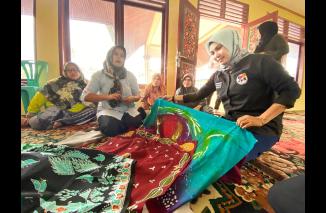 Batik, ternyata Jawi-jawi tak hanya kamek dengan sawah berjenjang, hasilkan beras nomor satu, ada UMKM. memproduksi batik rancak pula di sana. (sisi) 