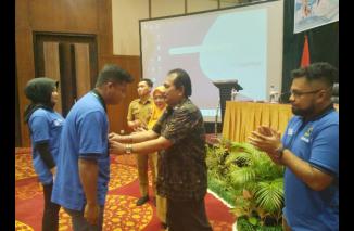Anggota DPRD Sumbar Arkadius pasangkan tanda peserta LMOP Selasa 11 Oktober 2022 di Tanah Datar. (cok) 