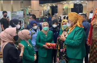 Istri Wapres RI terlihat aksi borong di stand Bunda Refan di Expo Persami 2022 di Jakarta, Kamis 13 Oktober 2022. (sis) 